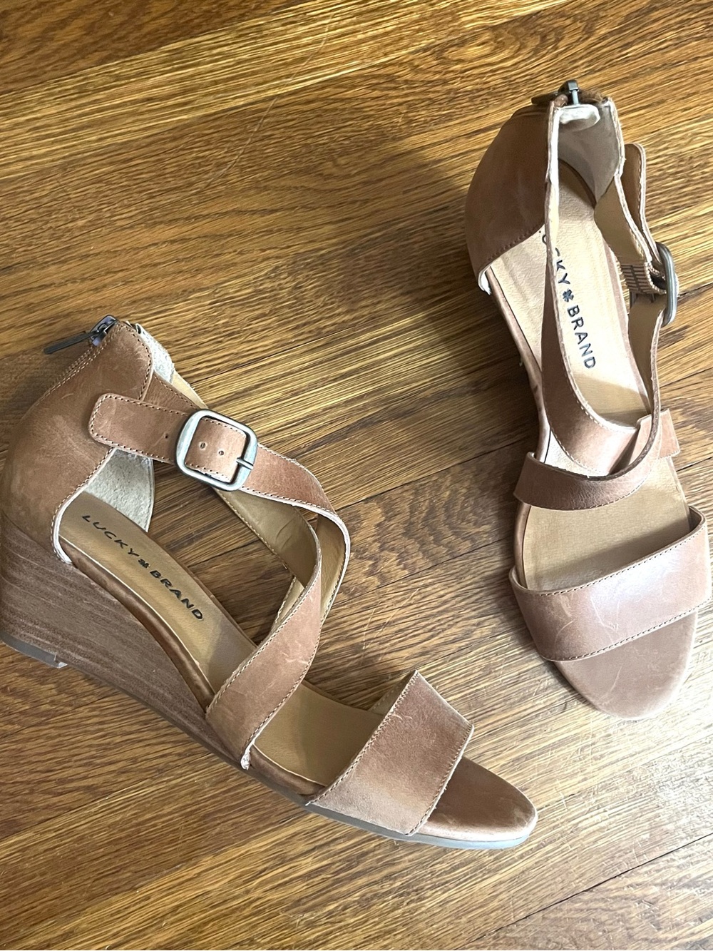New Lucky Brand Jenley sandals wedges 7.5 strappy tan leather minimal